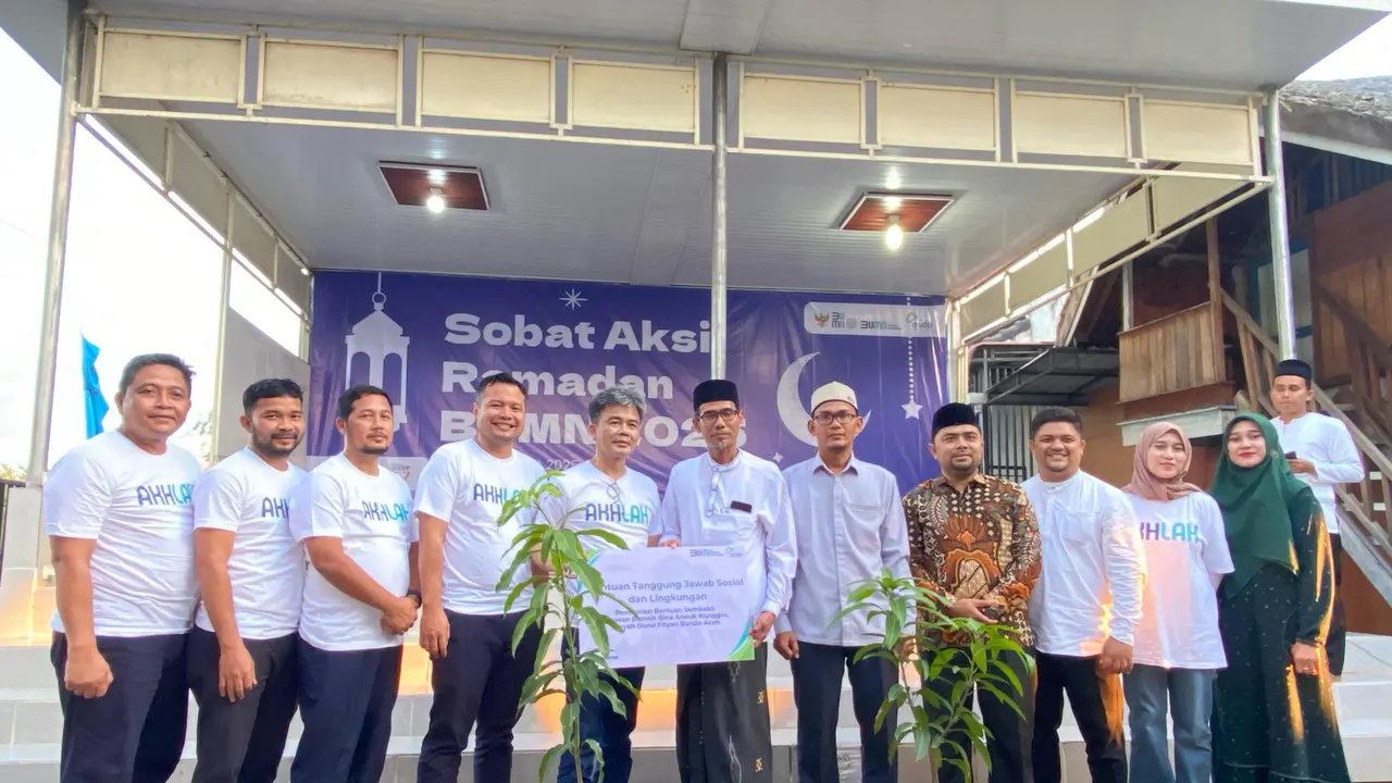 PT ASDP Indonesia Ferry (Persero) menyerahkan bantuan sembako serta 52 bibit pohon di Banda Aceh, Aceh.