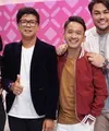 Penyanyi dangdut Ayu Ting Ting dikenal memiliki paling banyak follower di Instagram. Gerak gerik penyanyi dangdut asal Depok tak luput dari perhatian netizen. Belum lama ini, ia terlihat berfoto bersama dengan Andhika Kangen Band. (Instagram/ ruben_onsu)