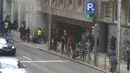 Asap terlihat mengepul di sekitar stasiun metro Maalbeek, di Brussels, setelah terjadi ledakan, Belgia, Selasa (22/3).  Ledakan itu terjadi kurang dari satu jam setelah pengeboman di bandara yang menewaskan belasan orang. (Seppe KNAPEN/Belga/AFP)