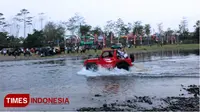 Plt Bupati Purbalingga, Dyah Hayuning Pratiwi, saat menaiki mobil off road di sungai Klawing pada acara Klawing Playon Sonten (TIMES Indonesia/Sinnangga Angga)