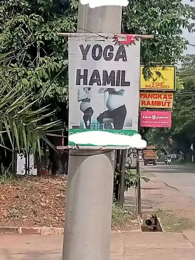 8 Potret Absurd Iklan Tempel di Tiang Listrik Ini Tulisannya Kocak