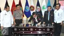 Menkumham Yasonna Laoly menandatangani prasasti saat meresmikan tim Pengawasan Orang Asing  (PORA) di Gedung Imigrasi Kemenkumham, Jakarta (8/4). Yasonna berharap tim PORA dapat mencegah kejahatan transnasional. (Liputan.com/Helmi Afandi)