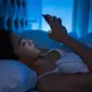 Sering Main Ponsel Sebelum Tidur Dapat Sebabkan Kebutaan. Foto : SHUTTERSTOCK