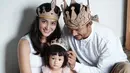 Dalam balutan serba putih, proses pemotretan keluarga kecil ini makin nampak harmonis dengan menggunakan tema kerajaan. (Liputan6.com/IG/@riodewanto)