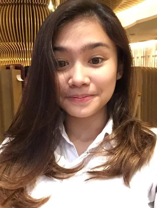 Seperti yang satu ini misalnya, Tyara cantik berambut pirang di bagian ujungnya. Remaja yang satu ini terlihat tidak menggunakan makeup, namun pada dasarnya ia sudah memiliki bentuk alis yang tebal. (Instagram/tiaransvtr)