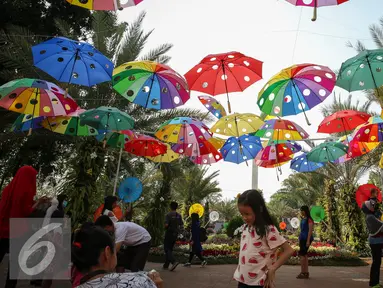  Suasana pameran flora dan fauna di Lapangan Banteng, Jakarta, Sabtu (19/9/2015). Pameran yang digelar selama 30 hari tersebut menghadirkan 150 stand bursa tanaman hias, tanaman buah, tanaman herbal, dan hewan peliharaan. (Liputan6.com/Faizal Fanani)