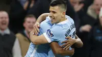 Sergio Aguero rayakan gol Fernandinho (Reuters)