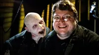 Keputusan Guillermo Del Toro itu agaknya menjadi cobaan yang cukup berat bagi Warner Bros.