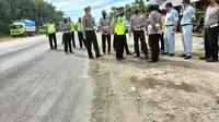 Polisi menggelar olah TKP tabrakan maut di Tuban. (Adirin/Liputan6.com).