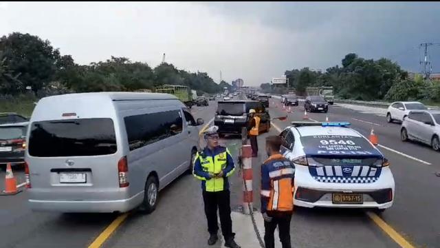 Jasa Marga dan pihak kepolisian melakukan diskresi dengan memberlakukan contraflow di KM 55 hingga KM 65 para ruas jalan yang mengarah ke Cikampek pada Sabtu sore, 25 Januari 2025. (Foto: Tim Humas Jasa Marga)
