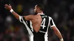 Bek Juventus, Mehdi Amine Benatia bereaksi setelah jerseynya robek ditarik oleh pemain Atalanta, Marten de Roon dalam laga lanjutan Serie A Italia pekan ke-28 di Allianz Stadium, Kamis (15/3). Juventus menang 2-0 atas Atalanta. (MARCO BERTORELLO/AFP)