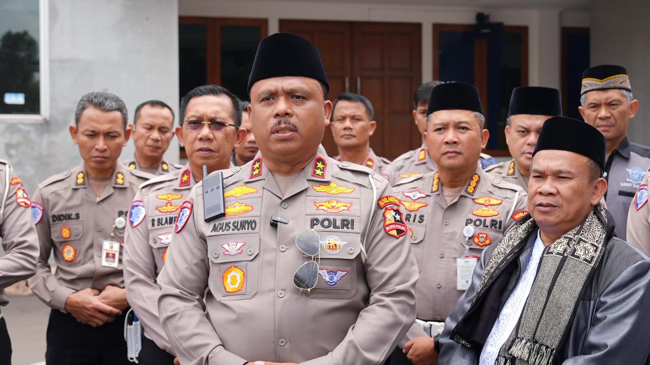 Momen Jenderal Polisi Salat Gaib dan Kibarkan Bendera Setengah Tiang