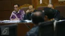 Terdakwa Irman mendengarkan kesaksian mantan Wakil Ketua Komisi II DPR RI, Taufiq Efendi dan Teguh Juwarno dalam sidang lanjutan perkara korupsi KTP  elektronik (e-KTP) di Pengadilan Tipikor, Jakarta Pusat, Kamis (23/3). (Liputan6.com/Helmi Afandi)
