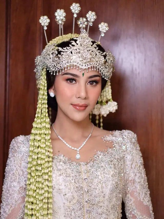 Detail Makeup Look Adinda Thomas dari Akad Nikah hingga Resepsi, Tampilannya Jadi 'Kuning' Gara-Gara Vidi Aldiano