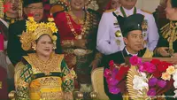 Iriana Jokowi berbusana tradisional Bali saat menghadiri acara upacara Detik-Detik Proklamasi Kemerdekaan RI di Istana Negara, Jakarta, 17 Agustus 2023. (dok. tangkapan layar YouTube Sekretariat Presiden)