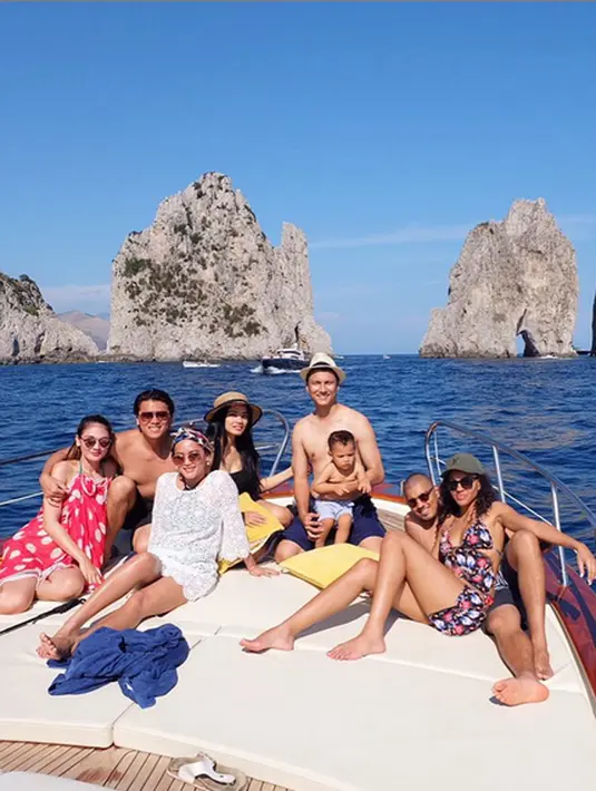 Christian Sugiono dan Titi Kamal, Luna Maya dan Reino Barack, bersama teman-temannya di Pulau Capri, Itali. Kumpulan sahabat ini memang sengaja meluangkan waktu mereka untuk dapat bertemu dan bercengkarama. (Photo : Instagram)
