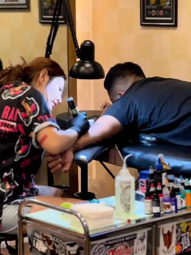 Punya Bakat Seni, Ini 7 Potret Angela Lee yang Jadi Seniman Tato