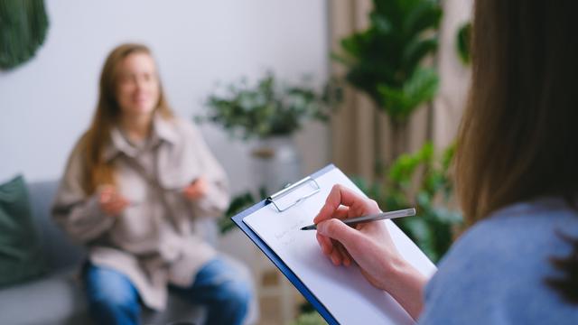 Apakah Penderita Autoimun Kulit Boleh Pakai Skincare? Ini Kata Dokter