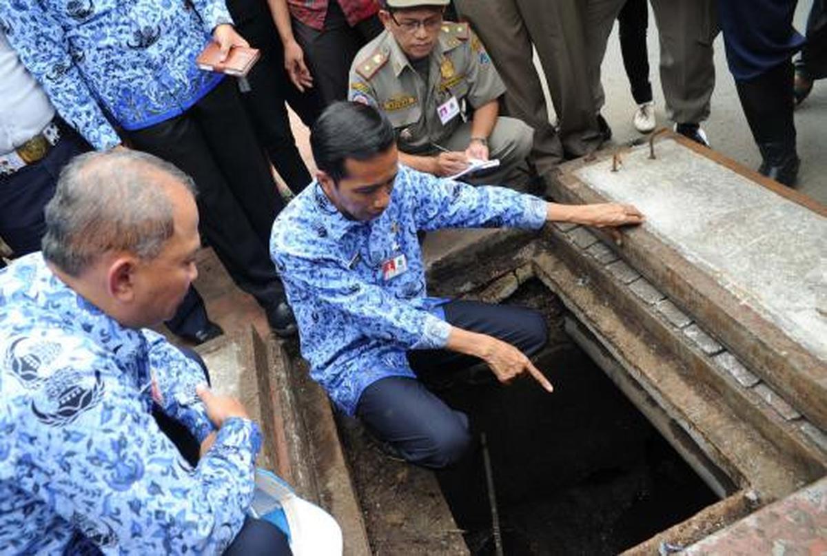 Berseragam Korpri, Jokowi nekat masuk ke gorong-gorong 