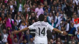 Gol kedua Los Blancos disarangkan Javier 'Chicharito' Hernandez di menit ke-31. Sundulan pemain pinjaman Manchester United itu tak mampu dibendung penjaga gawang Eibar, Xabi Irureta (AP Photo/Andres Kudacki)