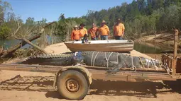 Seekor buaya air asin raksasa berhasil ditangkap setelah diburu selama delapan tahun di Kota Katherine, Australia, Senin (9/7). Buaya itu akan dibawa ke peternakan buaya, dijauhkan dari populasi masyarakat. (Facebook/Northern Territory Parks and Wildlife)
