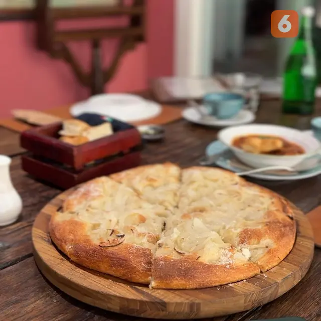 Focaccia Ligure Copolla E Formaggio, salah satu menu khas Liguaria, Italia, yang disajikan di restoran MammaRosy selama pekan Kuliner Italia di Dunia Edisi ke-9. (Liputan6.com/Benedikta Miranti)