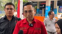 Juru Bicara BBHAR, DPC PDIP Jakarta Pusat, Triwiyono Susilo melaporkan sejumlah kader HMI yang melakukan aksi pembakaran bendera PDI Perjuangan saat melakukan unjuk rasa di bilangan Cikini, Jakarta. (Merdeka.com)