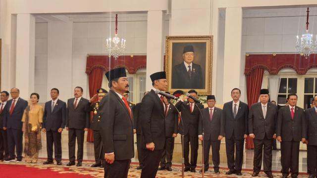 Presiden Joko Widodo atau Jokowi melantik Marsekal (Purn) Hadi Tjahjanto sebagai Menteri Koordinator Bidang Politik, Hukum, dan Keamanan (Menko Polhukam) di Istana Negara Jakarta, Rabu (21/2/2024).