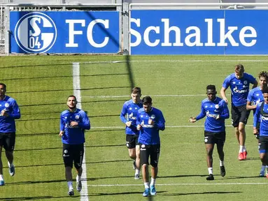 Para pemain FC Schalke 04 saat sesi latihan di Gelsenkirchen, Jerman, Rabu (23/4/2020). FC Schalke 04 menggelar sesi latihan setelah Bundesliga direncanakan akan kembali bergulir pada pada 9 Mei mendatang. (AP/Martin Meissner)