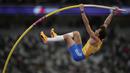 Atlet Swedia, Armand Duplantis berlaga di final lompat galah putra pada Kejuaraan Dunia Atletik 2025 di Tokyo, Jepang, Senin (15/09/2025). (AP Photo/Louise Delmotte)