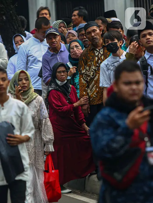 Warga pun harus rela antre untuk dapat masuk ke area Istana Negara. (Liputan6.com/Angga Yuniar)