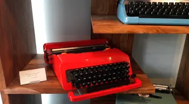 Penampakan mesin ketik vintage yang dijual di Gramercy Typewriter Co di New York, Amerika Serikat, 28 Juni 2019. Bisnis mesin ketik saat ini kembali booming. (Katherine Roth via AP)