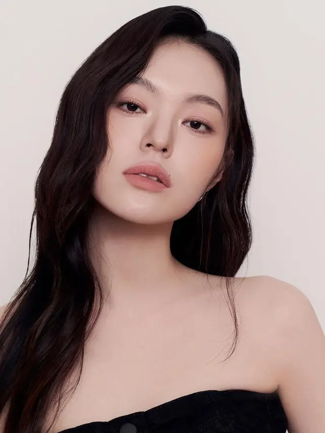 Ilustrasi Mocha Mousse Makeup