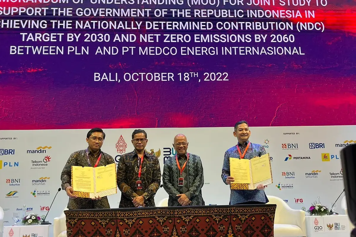 PT Medco Energi Internasional Tbk (MedcoEnergi) dan PT PLN (Persero) menandatangani nota kesepahaman (MoU) studi pengembangan sumber energi terbarukan. (Dok Medco)