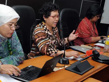 Wakil Ketua Internal Komnas HAM, Siti Noor Laila (tengah) memberikan keterangan pers di Kantor Komnas HAM, Jakarta, Senin (15/2/2016). Komnas HAM menolak hukuman kebiri bagi pelaku kejahatan seksual. (Liputan6.com/Helmi Afandi)