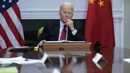 Presiden Joe Biden mendengarkan saat ia bertemu secara virtual dengan Presiden China Xi Jinping dari Ruang Roosevelt Gedung Putih di Washington, Senin (15/22/2021). Pertemuan dimaksudkan untuk menurunkan ketegangan antara AS dan China selaku dua negara adidaya dunia saat ini. (AP Photo/Susan Walsh)