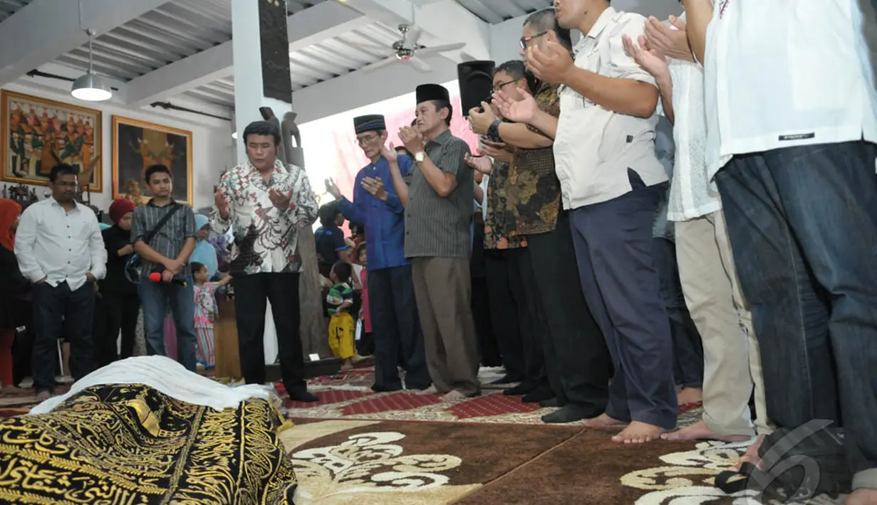 Usai mensalatkan jenazah Idris Sardi, Rhoma Irama memimpin doa untuk almarhum, Senin (28/4/2014) (Liputan6.com/Panji Diksana).