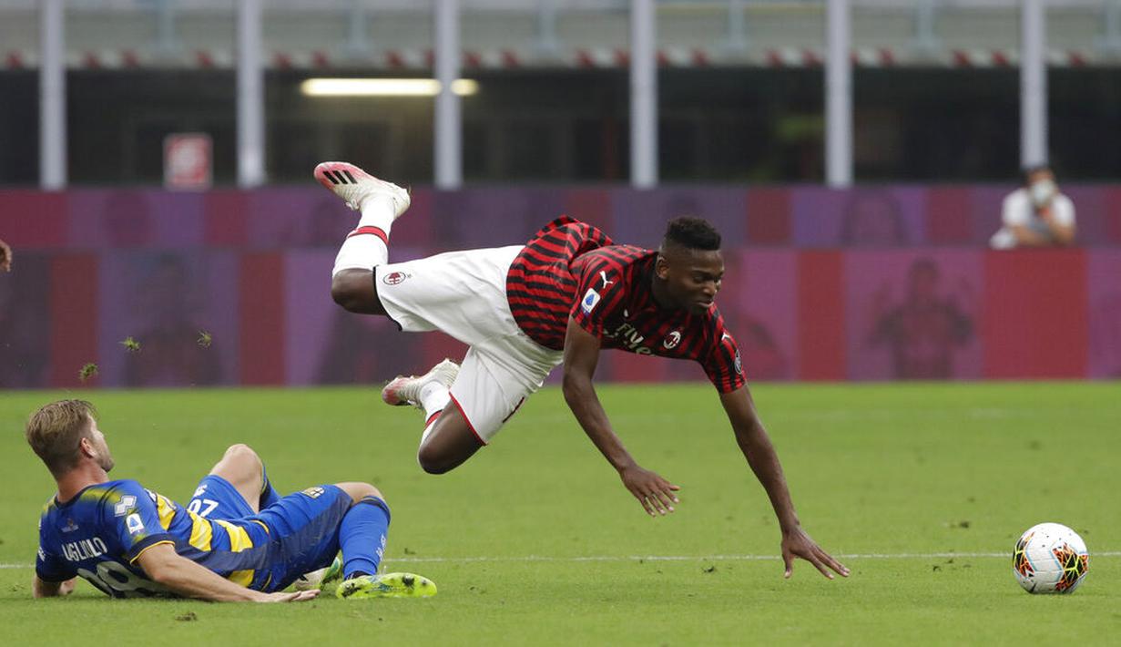 Pemain AC Milan, Rafael Leao, terjatuh saat berebut bola dengan pemain Parma, Riccardo Gagliolo, pada laga Serie A di Stadion San Siro, Rabu (15/7/2020). AC Milan menang 3-1 atas Parma. (AP Photo/Luca Bruno)