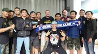 Viking Persib Club dikunjungi dua suporter asal Jerman yang ingin membuat film dokumentar perihal suporter di Asia Tenggara. (Bola.com/Permana Kusumadijaya)