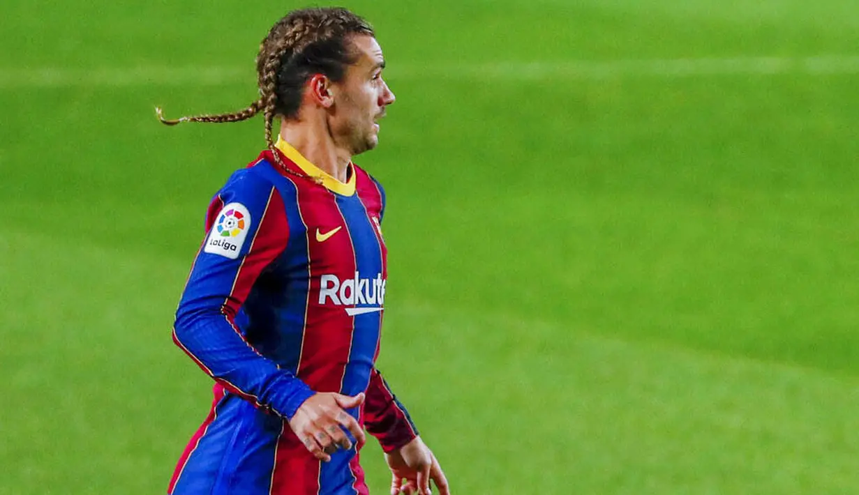Tampak samping rambut Antoine Griezmann saat melawan Real Sociedad pada laga Liga Spanyol di Stadion Camp Nou, Kamis (17/12/2020). (AP/Joan Monfort)