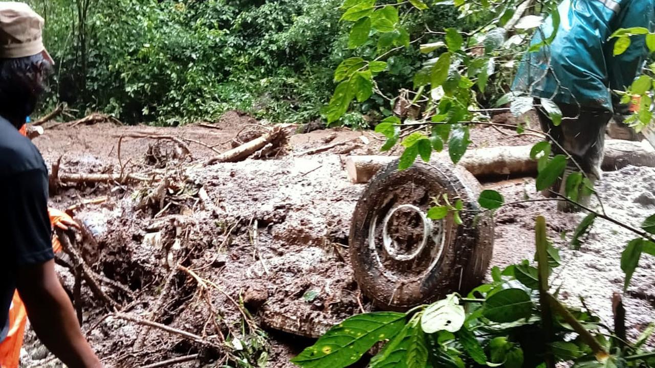 Detik-Detik Longsor di Mojokerto: Dua Mobil Terseret ke Jurang, Nasib Penumpang Belum Diketahui