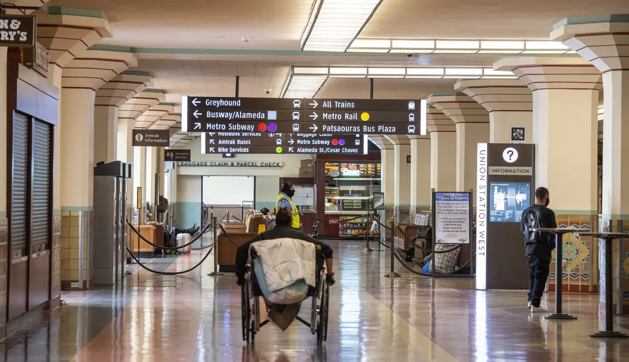 Pemandangan area tiket Union Station di pusat kota Los Angeles, California, Rabu (17/3/2021). Presiden Akademi David Rubin mengonfirmasi penyelenggara Academy Awards ke-93 atau Oscars 2021 akan digelar di dua lokasi berbeda, yakni Dolby Theater dan stasiun kereta Union Station. (VALERIE MACON/AFP)