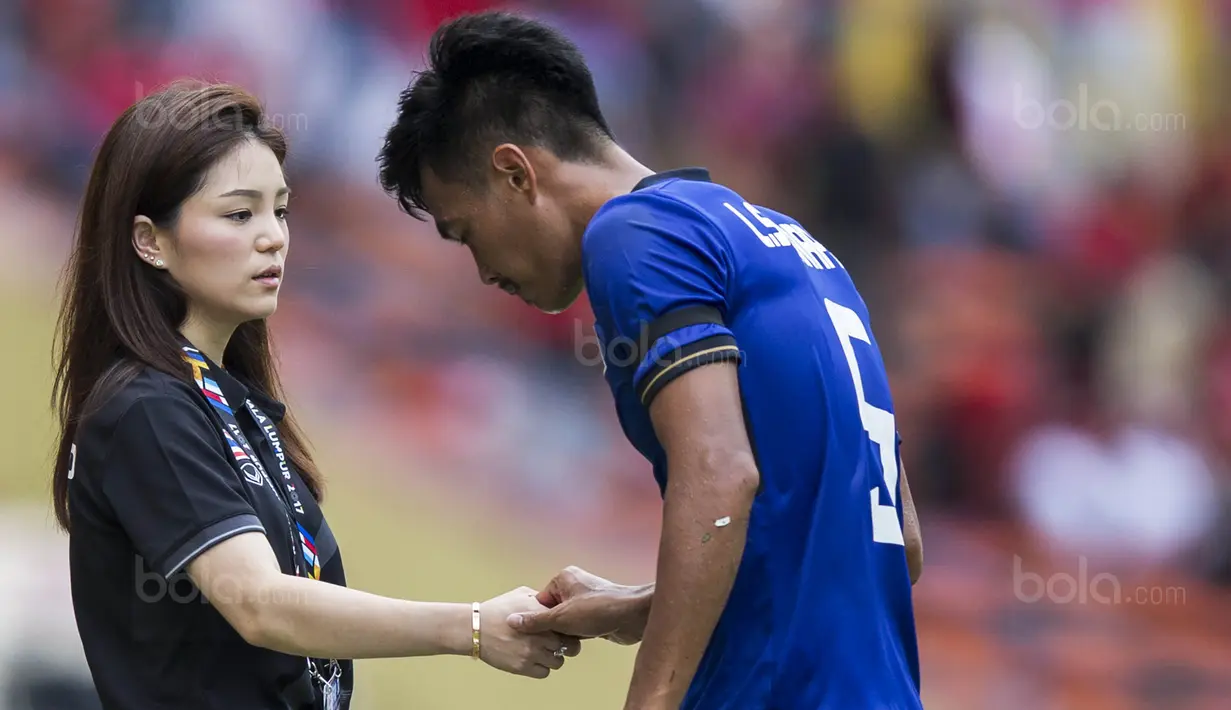 Manajer Timnas Thailand, Watanya Wongopasi, menyalami pemain usai melawan Indonesia pada laga SEA Games di Stadion Shah Alam, Selangor, Selasa (15/8/2017). Kedua negara bermain imbang 1-1. (Bola.com/Vitalis Yogi Trisna)