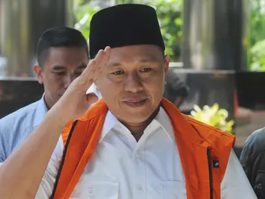 Bupati Lampung Tengah Mustafa memakai rompi tahanan tiba di gedung KPK, Jakarta, Kamis (15/3). Mustafa diperiksa sebagai tersangka terkait kasus dugaan suap untuk pinjaman daerah pada APBD Lampung Tengah 2018. (Merdeka.com/Dwi Narwoko)