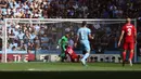 Pemain Liverpool Sadio Mane mencetak gol ke gawang Manchester City pada pertandingan sepak bola semifinal Piala FA di Stadion Wembley, London, Inggris, 16 April 2022. Liverpool menang 3-2. (Adrian DENNIS/AFP)