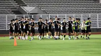 Para pemain Timnas Indonesia melakukan jogging dalam sesi latihan skuad Timnas Indonesia di Stadion Madya, Senayan, Jakarta, Minggu (8/9/2024) sore jelang menghadapi Australia pada kualifikasi Piala Dunia 2026, Selasa 10 September 2024. (Bola.com/Abdul Aziz)
