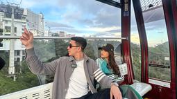Selama di gondola, Fuji dan Verrell Bramasta tampak begitu akrab. Verrell terlihat menikmati perjalanan dengan ekspresi santai, sementara Fuji sesekali melempar senyum manis. Interaksi mereka yang seru dan penuh canda tawa membuat para penggemar semakin gemas. (Liputan6.com/Tiktok/@mybramastavrl)