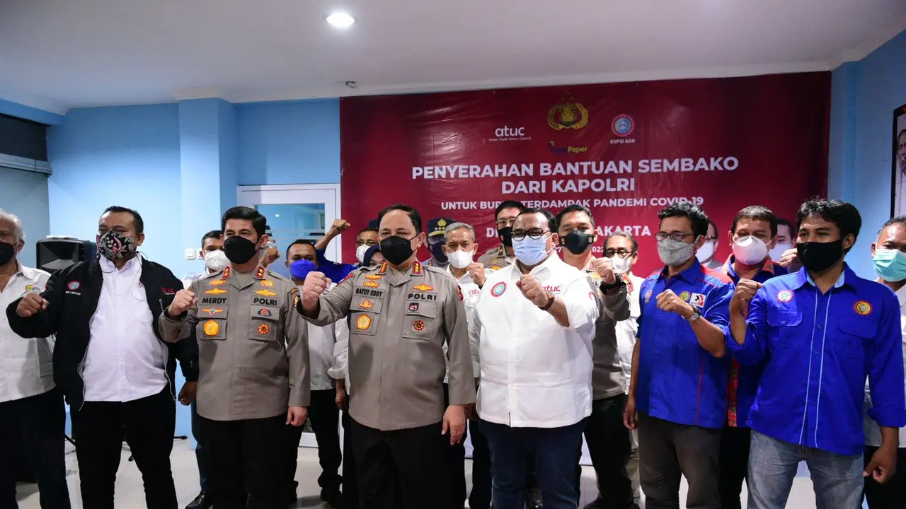 Ribuan paket sembako dari Kapolri Jenderal Listyo Sigit Prabowo kepada buruh yang terdampak pandemi Covid-19