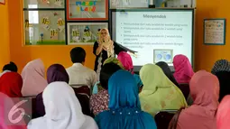 Zita Anjani saat memberikan seminar dan pengenalan metode Montessori kepada guru-guru PAUD dan TK se Jakarta Timur, Jakarta, Kamis, (26/11). Montessori sendiri digunakan dalam program edukasi Kids Republic. (Liputan6.com/Yoppy Renato)