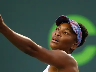 Mantan petenis nomor satu dunia, Venus Williams bersiap mengembalikan bola ke arah petenis non unggulan AS, Danielle Collins pada babak perempat final Miami Terbuka 2018 di Crandon Park, Kamis (29/3). Venus menyerah dengan skor 2-6, 3-6. (AP/Wilfredo Lee)